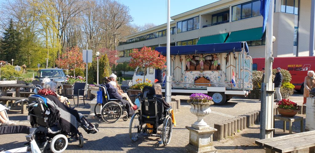 Draaiorgel de tony bij verzorgingshuis